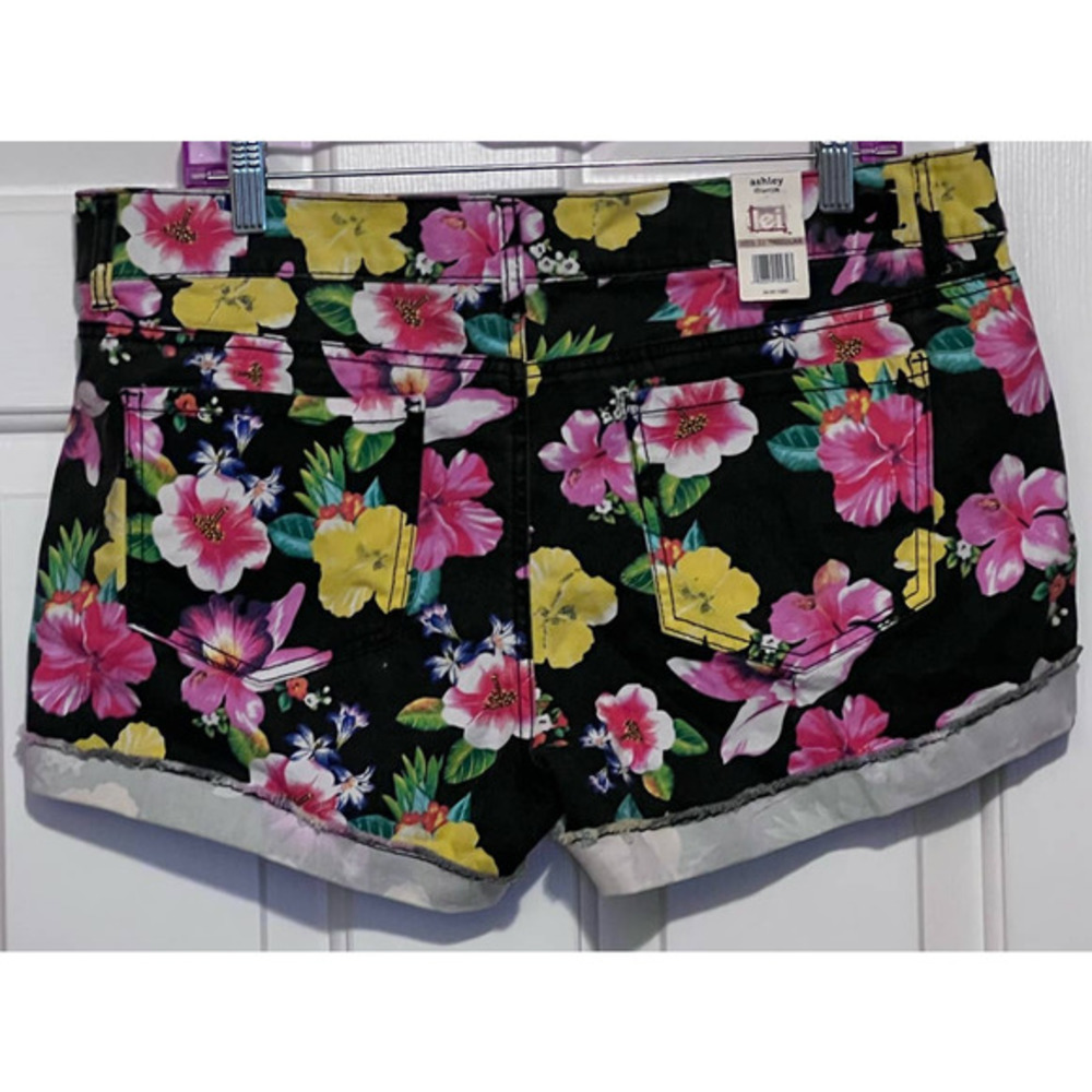 L.E.I. Junior Ashley Low Rise Black Floral Shorts Treat with Love Size 15 - Picture 2 of 6